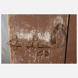 Schwere Gefängnistür