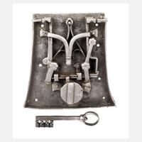 Gotisches Truhenschloss111