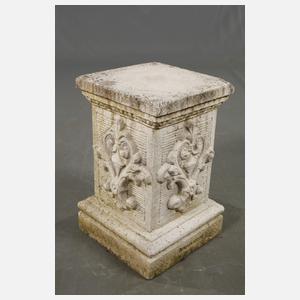 Gartenskulptur Putto mit Podest