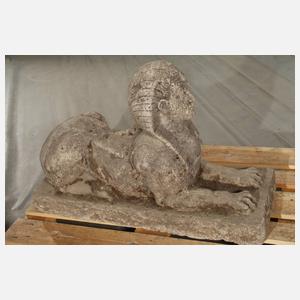 Große Gartenskulptur liegende Sphinx