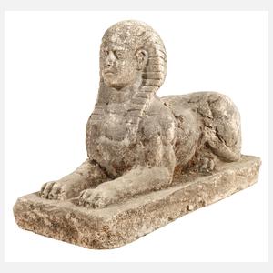 Große Gartenskulptur liegende Sphinx