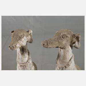 Paar sitzende Windhunde