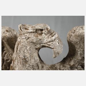 Gartenskulptur sitzender Adler