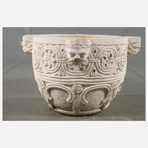 Pflanzkübel im gotischen Stil