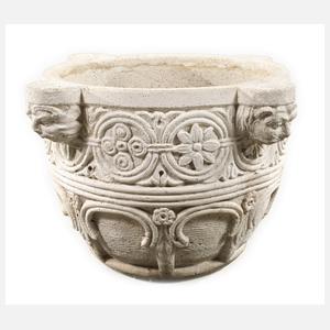 Pflanzkübel im gotischen Stil