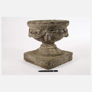 Klassizistische Gartenamphore