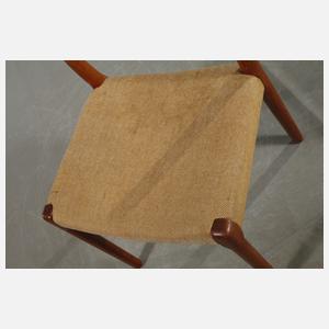 Esstisch und fünf Stühle