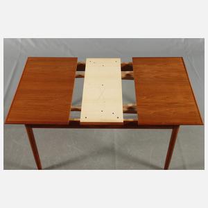 Esstisch und fünf Stühle