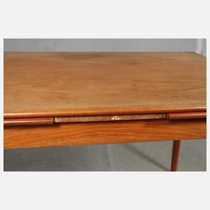 Esstisch und fünf Stühle