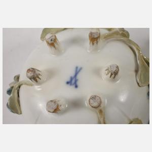 Meissen prunkvolle Tasse mit Blütenbesatz