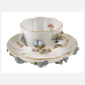 Meissen prunkvolle Tasse mit Blütenbesatz