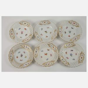 Meissen zwölf Durchbruchteller Streublümchendekor