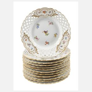 Meissen zwölf Durchbruchteller Streublümchendekor