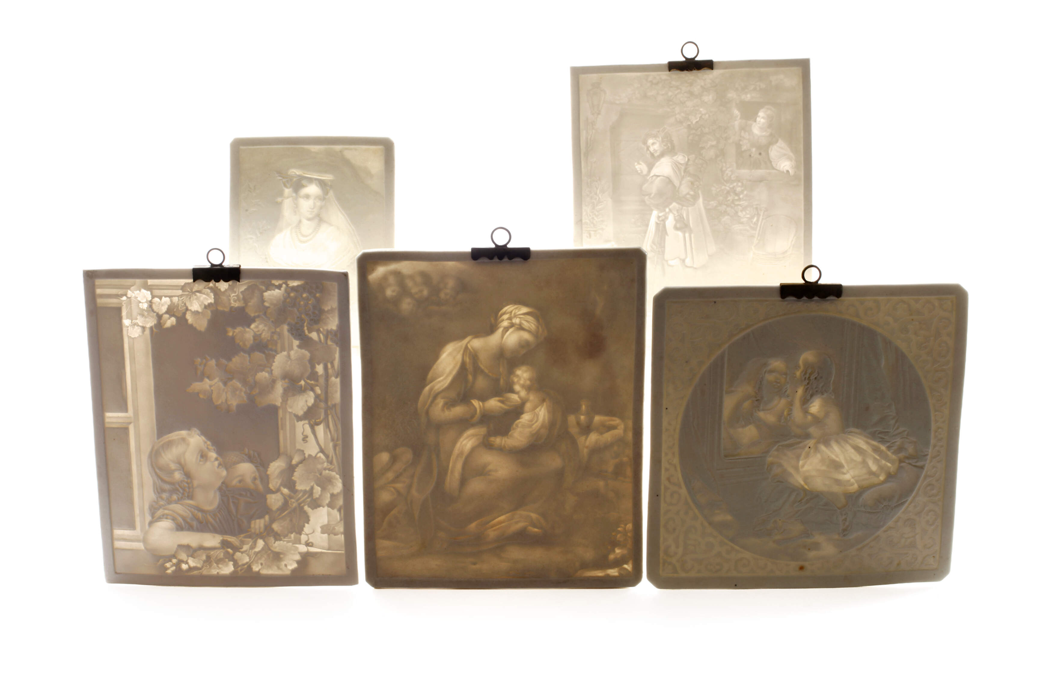 Fünf Lithophanien nach Gemäldevorlagen