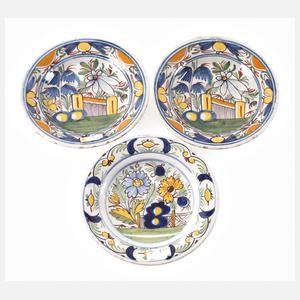 Drei Delfter Fayenceteller