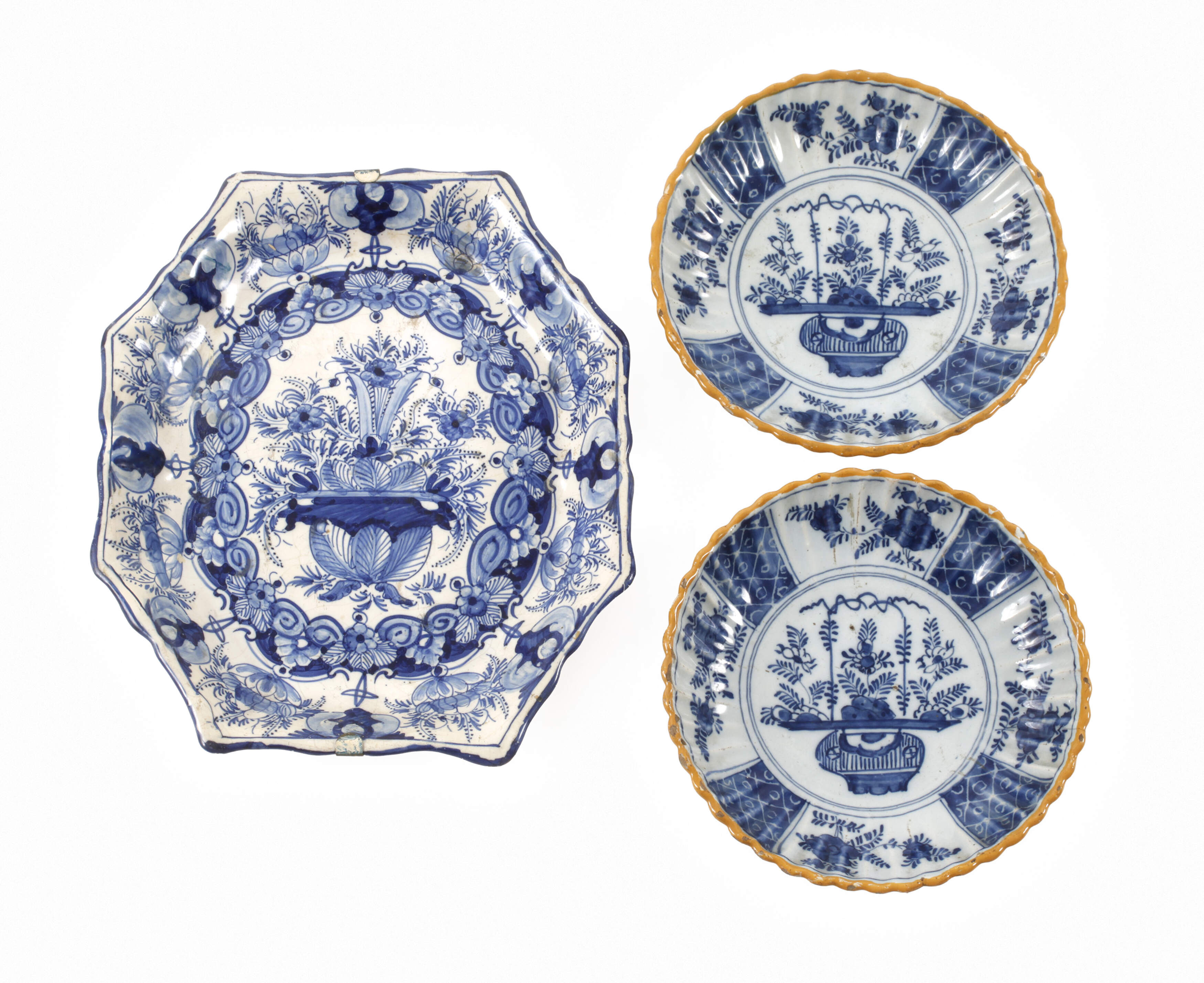 Fayenceschale und zwei Delfter Teller