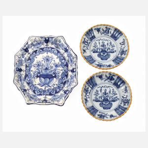 Fayenceschale und zwei Delfter Teller