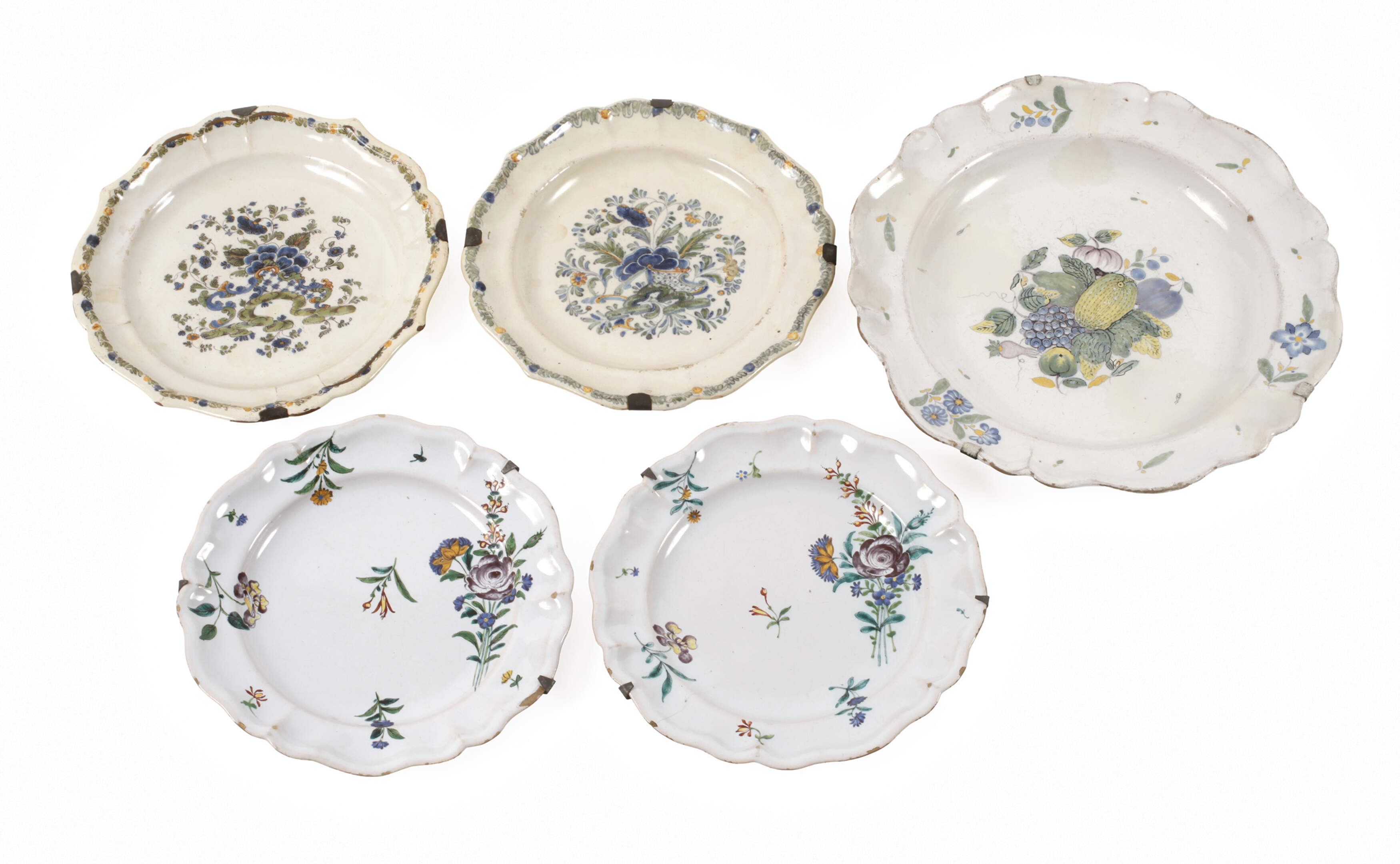 Fünf Fayenceteller