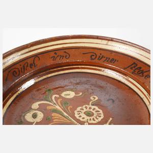Hafnerkeramik mit Spruchband