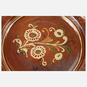 Hafnerkeramik mit Spruchband