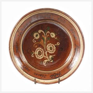 Hafnerkeramik mit Spruchband