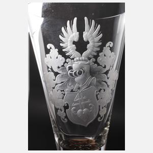 Zwei übergroße Wappengläser