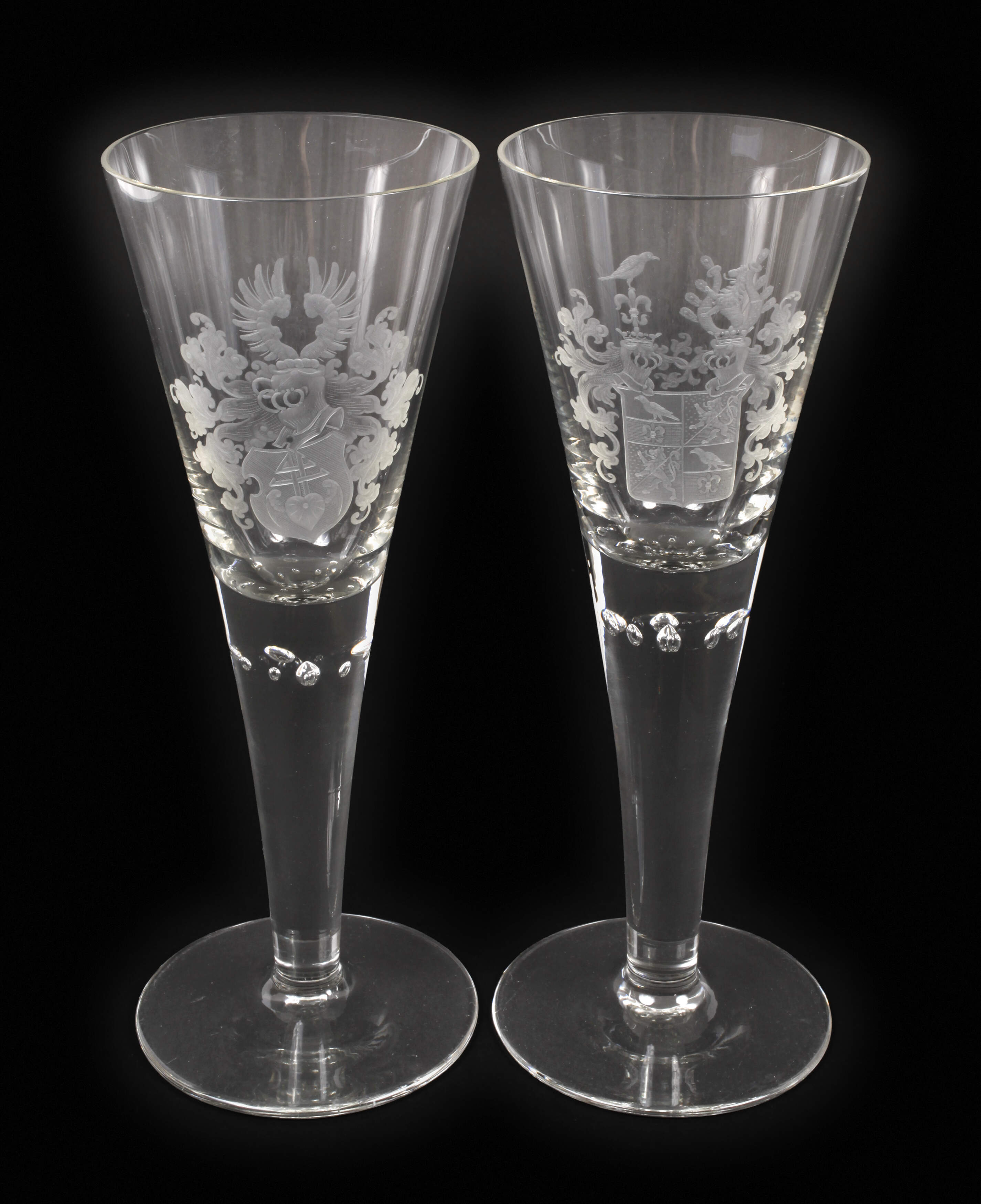 Zwei übergroße Wappengläser