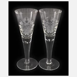 Zwei übergroße Wappengläser