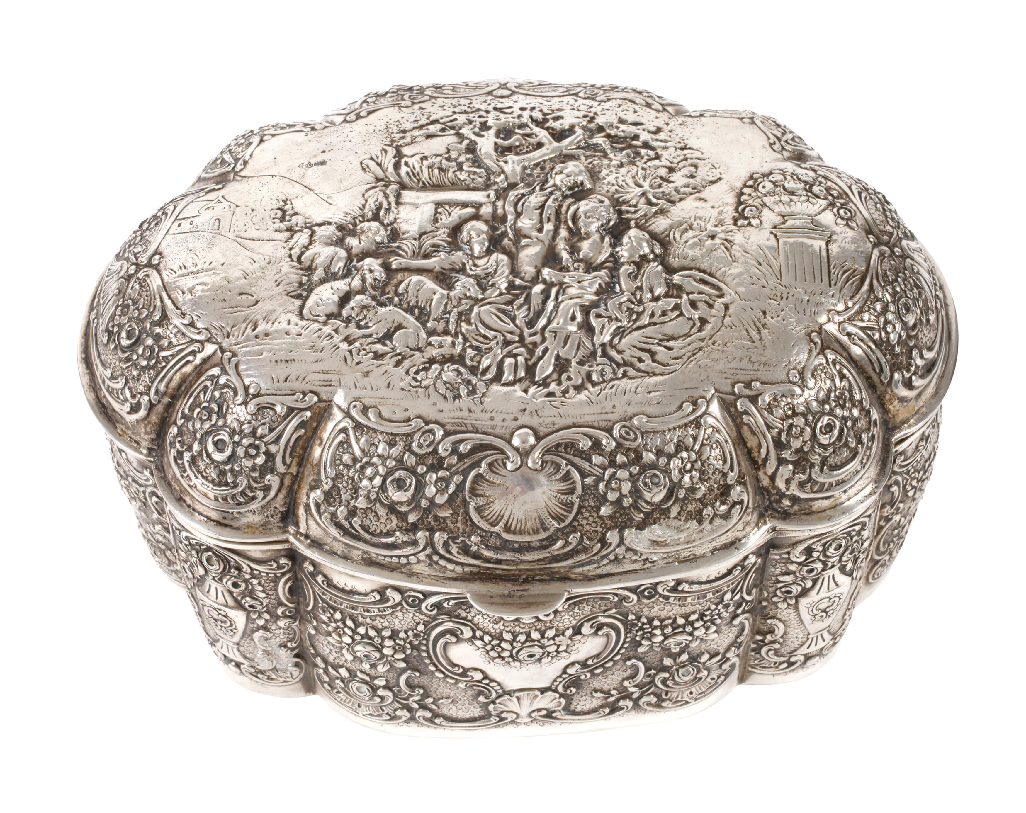 Große Deckeldose im Barockstil