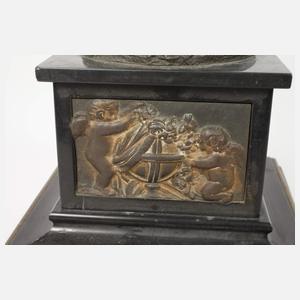 Paar figürliche Kandelaber