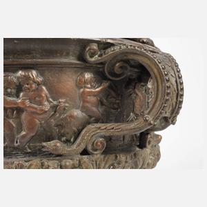 Großes Deckelgefäß mit Puttenrelief