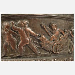 Großes Deckelgefäß mit Puttenrelief