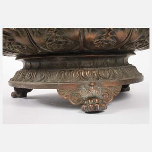 Großes Deckelgefäß mit Puttenrelief