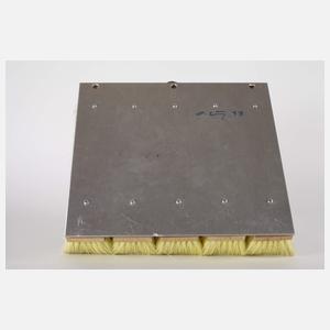 Ottmar Hörl, Kleines hellgelbes Besenstück