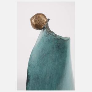 Moderne Bronzefigur im Umhang