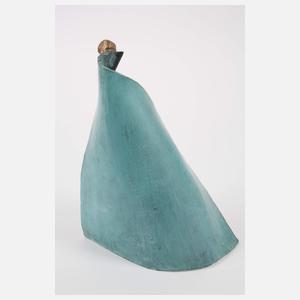 Moderne Bronzefigur im Umhang