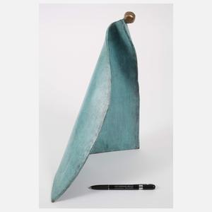Moderne Bronzefigur im Umhang