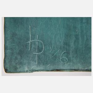 Moderne Bronzefigur im Umhang