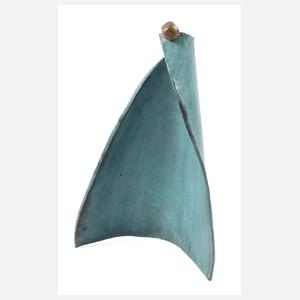 Moderne Bronzefigur im Umhang