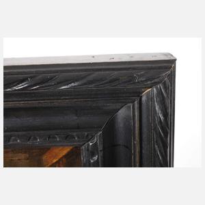 Mann im Kücheninterieur