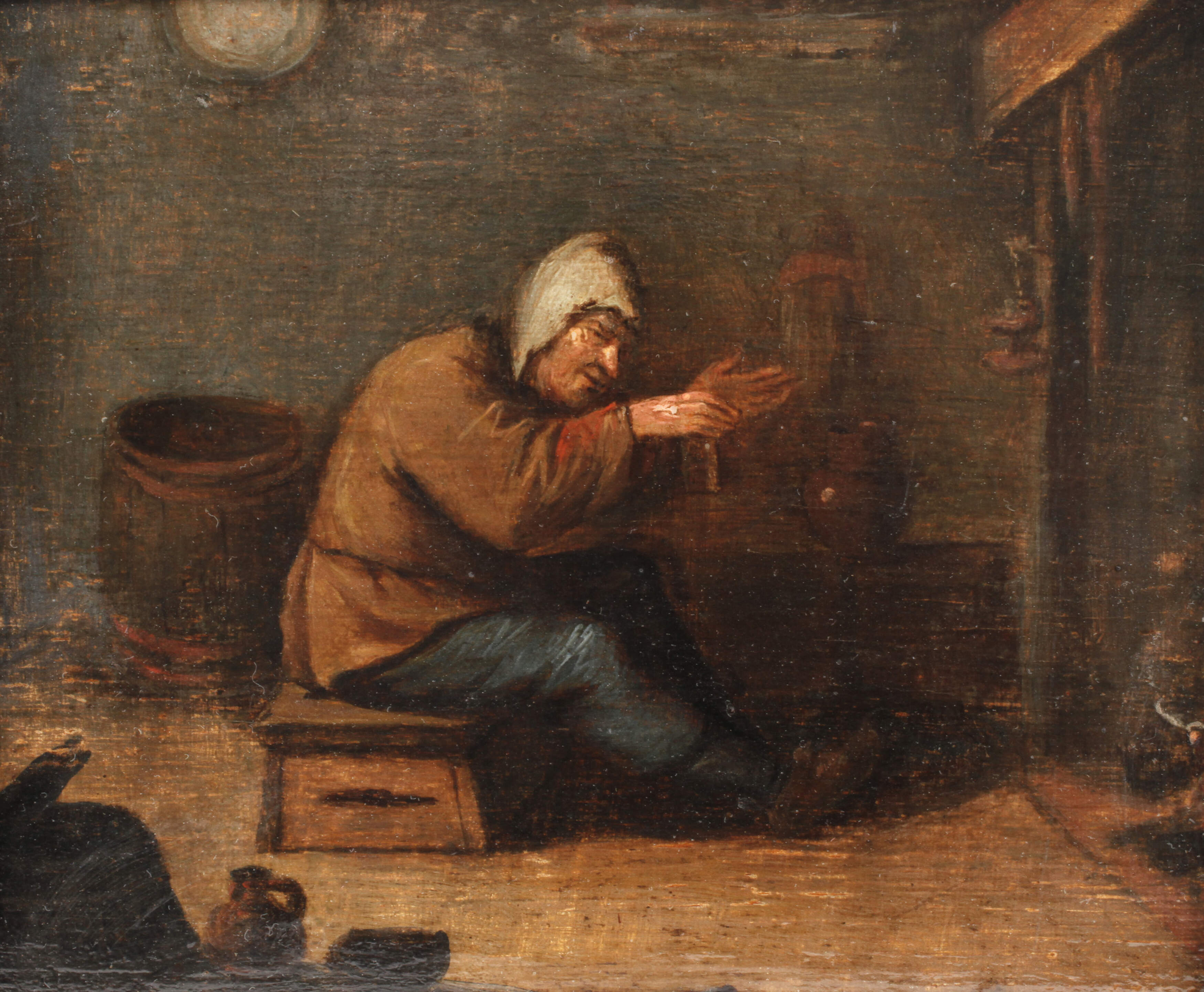 Mann im Kücheninterieur