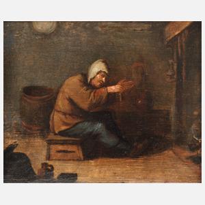 Mann im Kücheninterieur