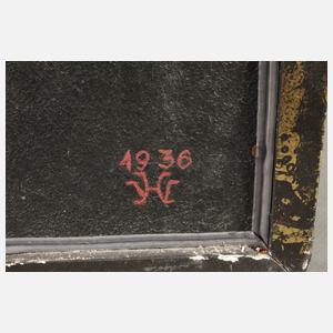 Schwarz gekleidete Frau vor Klippen am Meer