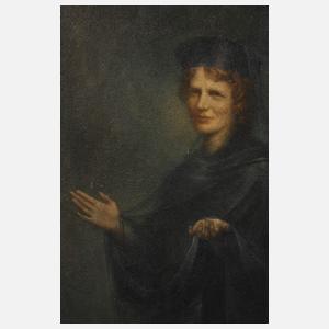 Schwarz gekleidete Frau vor Klippen am Meer