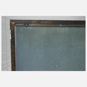 Schwarz gekleidete Frau vor Klippen am Meer