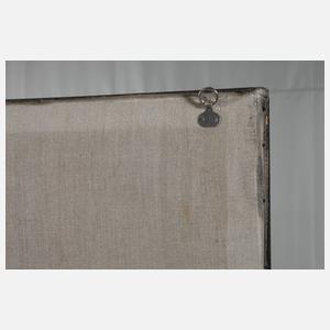 Schwarz gekleidete Frau vor Klippen am Meer