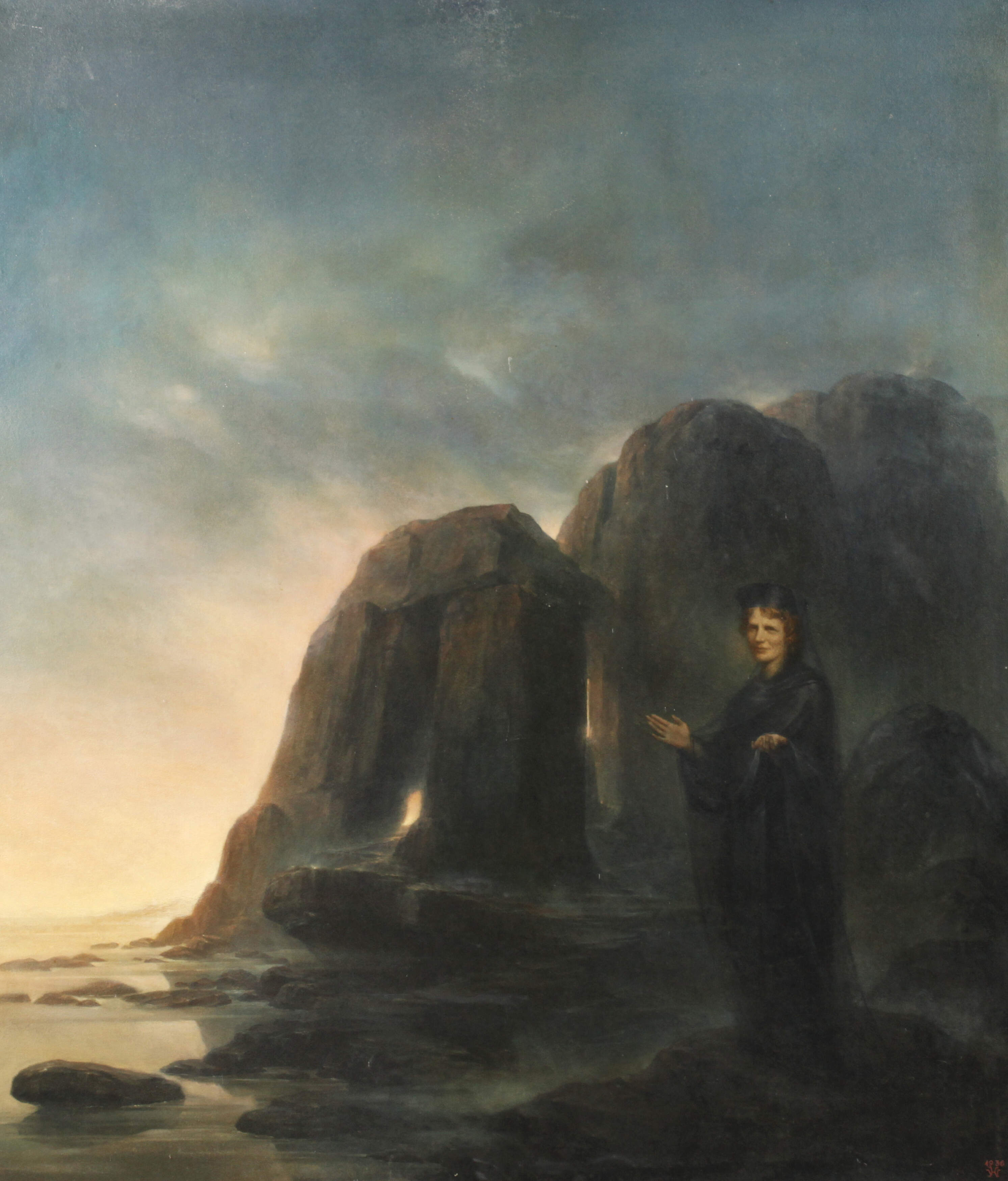 Schwarz gekleidete Frau vor Klippen am Meer