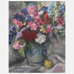 Herbstblumenstrauß im Steinguttopf