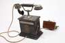 Drei historische Fernsprecher