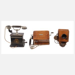 Drei historische Fernsprecher